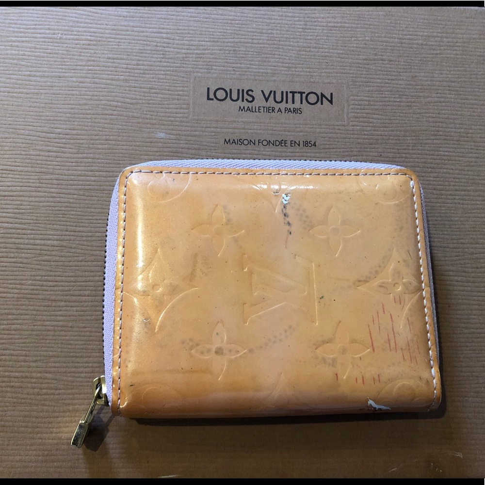 Authentic Louis Vuitton zippy Vernis wallet